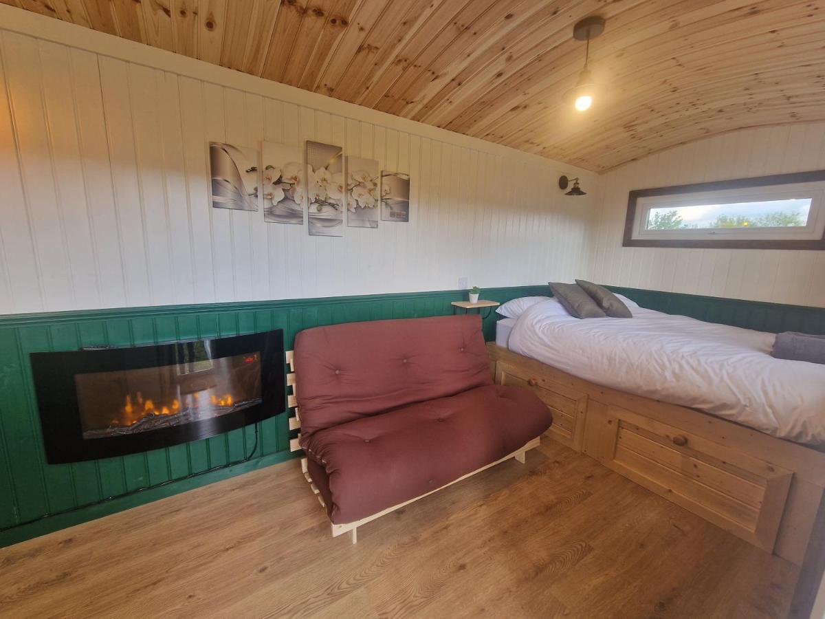 Cwtch Glamping Shepherds Huts Abergavenny Exterior photo