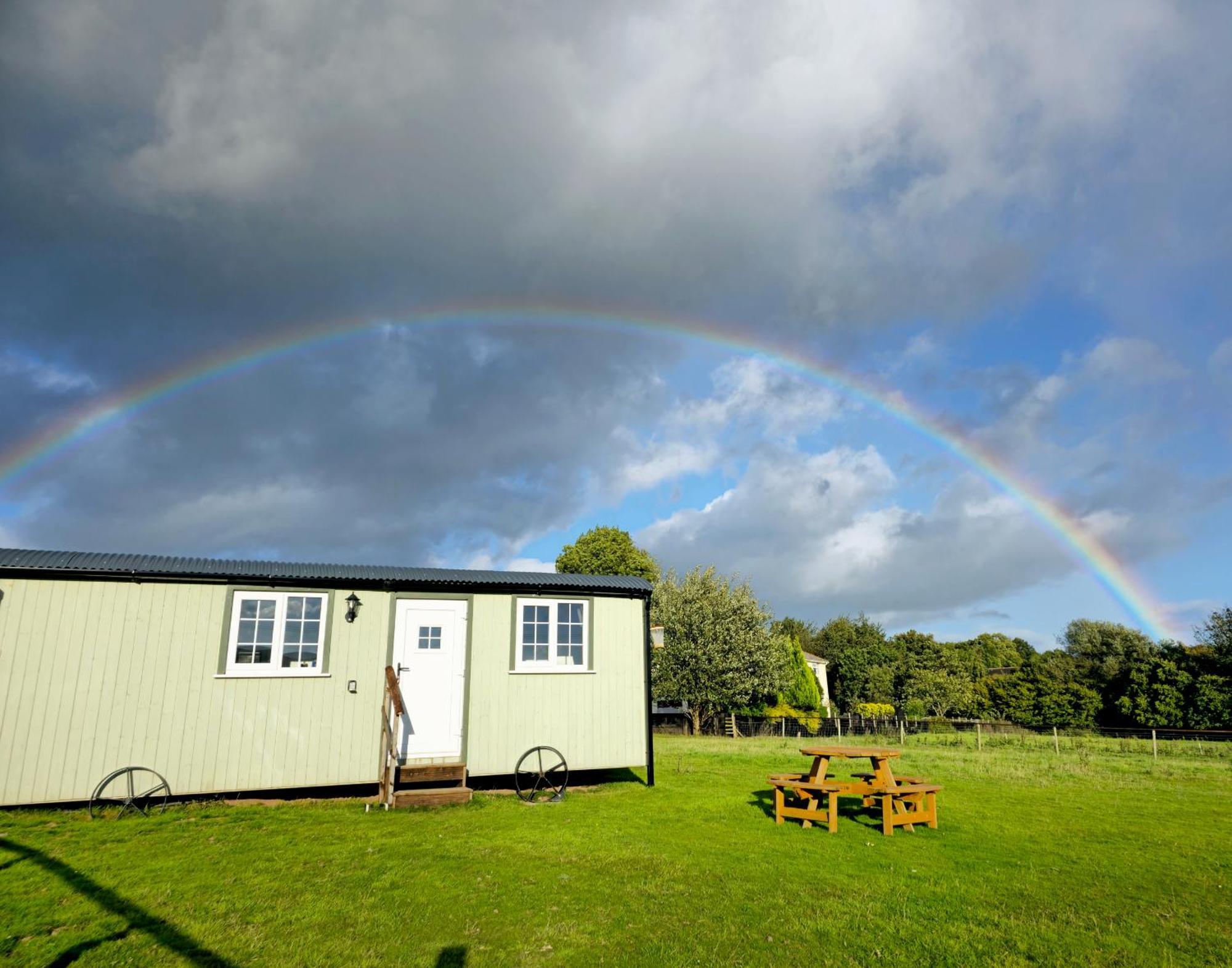Cwtch Glamping Shepherds Huts Abergavenny Exterior photo